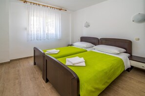 4 bedrooms, free WiFi, bed sheets, wheelchair access