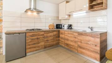 Kühlschrank, Mikrowelle, Herdplatte, Geschirrspüler