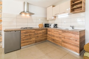 Frigorífico, microondas, placa de cocina y lavavajillas