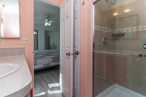 Bañera, secador de pelo, champú y papel higiénico