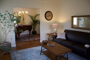 Smart-TV, fotballspill, bøker og kontorer