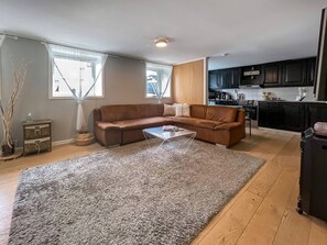 TV - BnB Apartment 1 “nice & Cozy"central 2 Rooms by Berti (Stavanger)