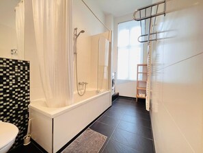 Ensemble douche/baignoire, sèche-cheveux, serviettes fournies
