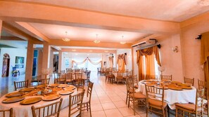 Daily cooked-to-order breakfast (USD 7 per person) - Hotel Versalles (La Ceiba)