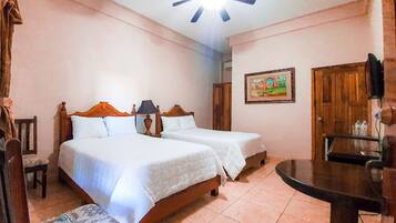 Decoración individual, mobiliario individual, wifi gratis y ropa de cama