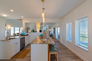 Fridge, microwave, oven, stovetop - Boutique Beach House 3Bed 2.5Bath Ocean View Huge Outdoor Pool - UPSTAIRS UNIT (Port Aransas)