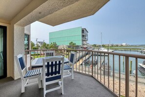 Outdoor dining - Marlin Quay 104 unobstructed view of Marina and Murrells Inlet Wi-Fi 2Pools (Garden City Beach)