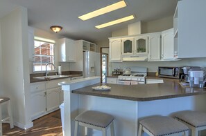 Frigorífic, microones, forn i placa de cuina 