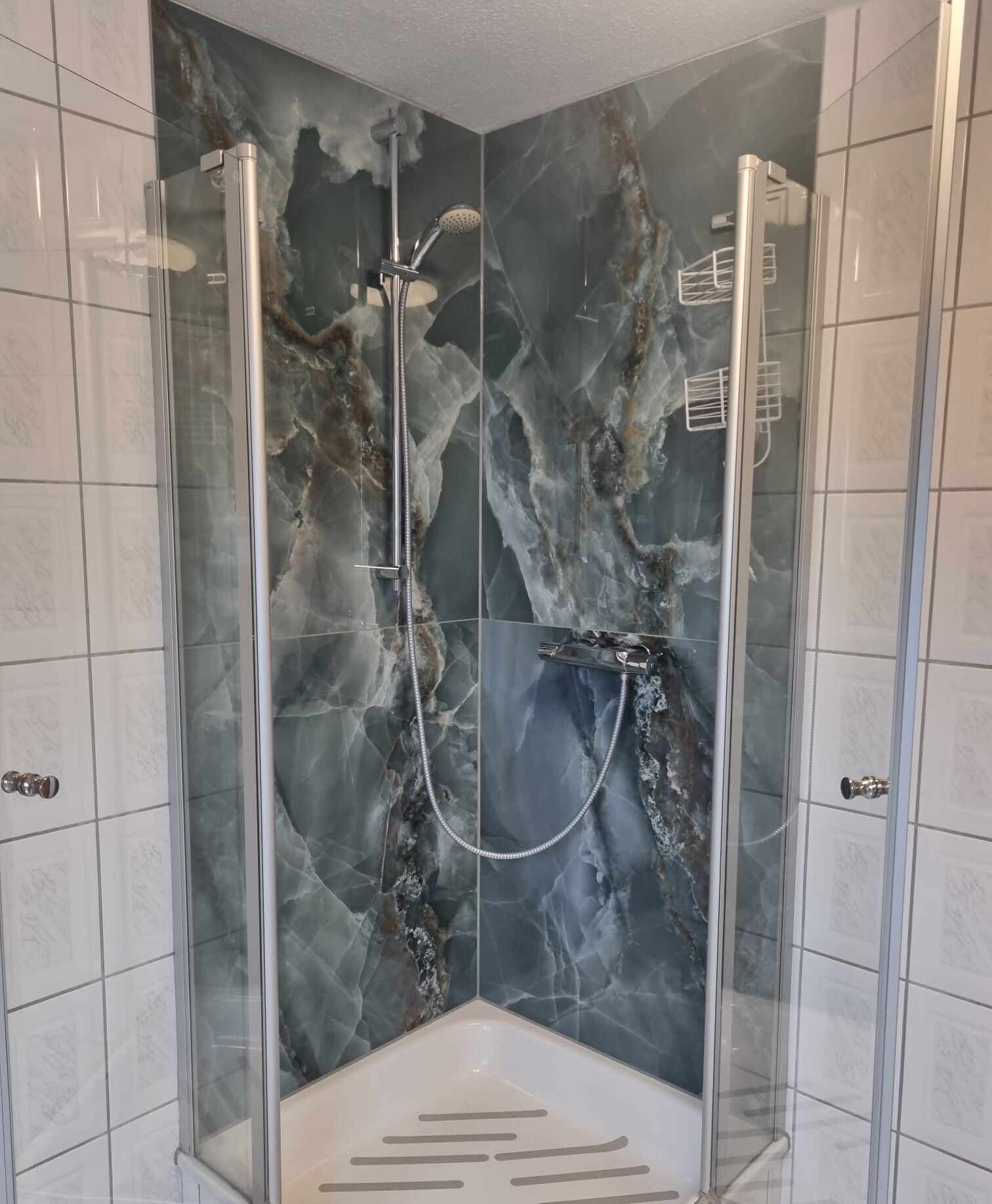 Een douche, een haardroger, handdoeken, zeep