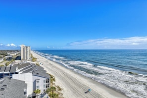 On the beach - Surfmaster Penthouse D - Three-bedroom, three-bath oceanfront condo with pool (Garden City Beach)