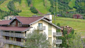 Un edificio con balcones que dan a una zona montañosa.