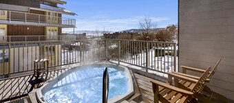 ⭐️ Steps to Slopes ⭐️ Private Deck + Free WIFI ⎮Hot tubs & Fireplace