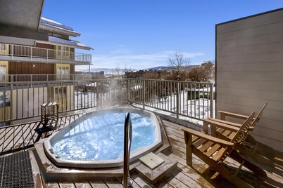 ⭐️ Steps to Slopes ⭐️ Private Deck + Free WIFI ⎮Hot tubs & Fireplace
