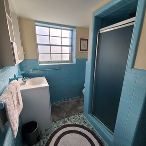 Bathtub, hair dryer, towels, soap - House on the Hill - 5 Beds, 2 Baths Near Downtown Zebulon (Zebulon)