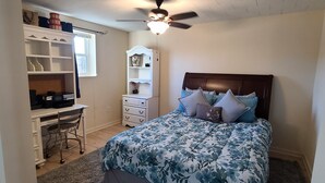 A bedroom with a bed, a desk, and a chair. - House on the Hill - 5 Beds, 2 Baths Near Downtown Zebulon (Zebulon)