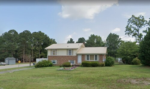 House on the Hill - 5 Beds, 2 Baths Near Downtown Zebulon