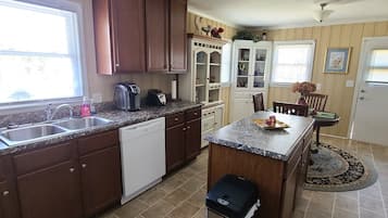Coffee/tea maker, fridge, microwave, oven