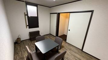 Casa económica, no fumadores | 2 dormitorios, escritorio, wifi gratis y ropa de cama