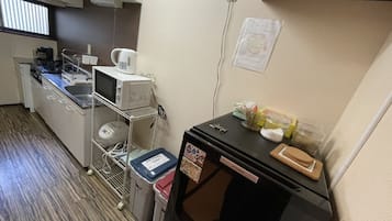Economy House, Non Smoking | Dapur kecil peribadi | Peti sejuk, ketuhar gelombang mikro, dapur, cerek elektrik