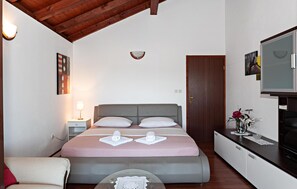 3 bedrooms, in-room safe, free WiFi, bed sheets
