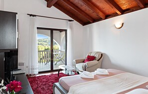 3 bedrooms, in-room safe, free WiFi, bed sheets