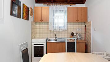 Een koelkast, een kookplaat, een vaatwasser