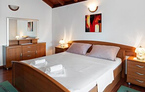 3 bedrooms, in-room safe, free WiFi, bed sheets