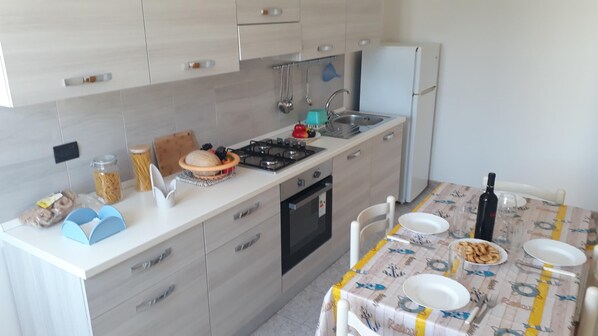 Fridge, oven, stovetop, coffee/tea maker