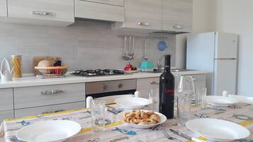 Fridge, oven, stovetop, coffee/tea maker