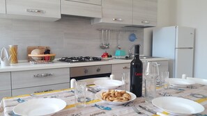 Frigorífic, forn, placa de cuina i cafetera i tetera 