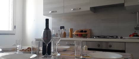 Fridge, oven, stovetop, coffee/tea maker