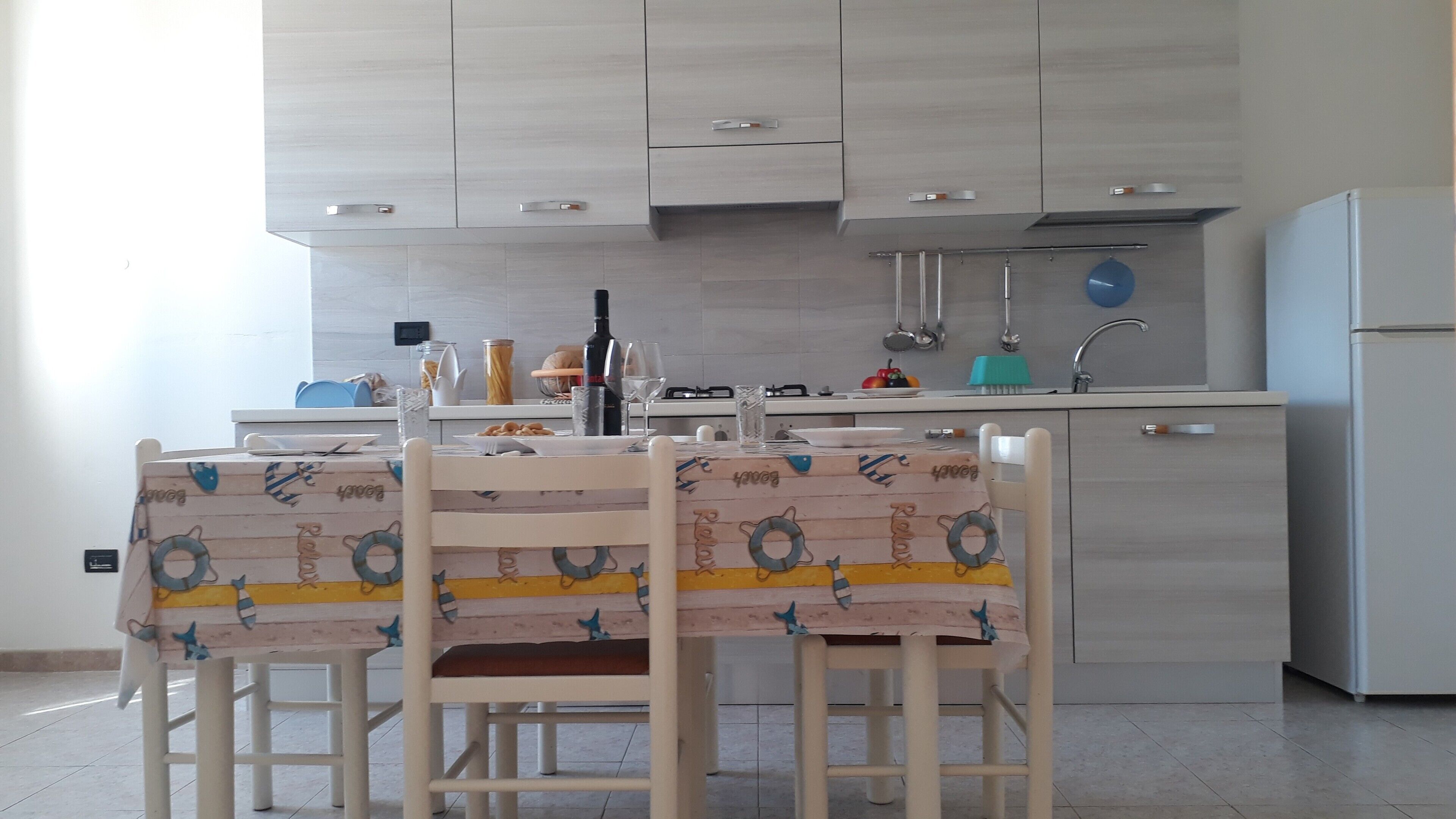 Réfrigérateur, four, plaque de cuisson, cafetière/bouilloire