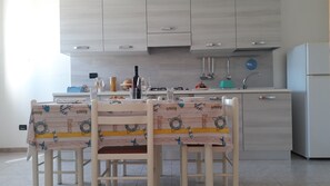 Kühlschrank, Ofen, Herdplatte, Wasserkocher mit Kaffee-/Teezubehör