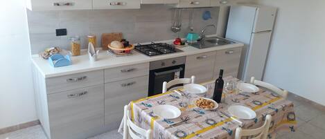 Fridge, oven, stovetop, coffee/tea maker