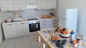 Fridge, oven, stovetop, coffee/tea maker