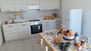 Réfrigérateur, un four, surface de cuisson, cafetiÚre-théiÚre