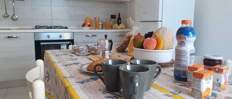 Kjøleskap, ovn, kokeplater og kaffetrakter/tekoker