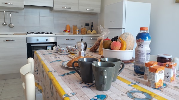 Fridge, oven, stovetop, coffee/tea maker