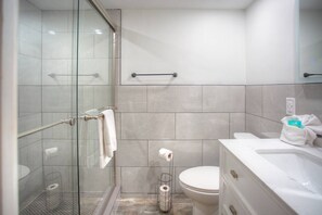 Dusche, Haartrockner, Handtücher