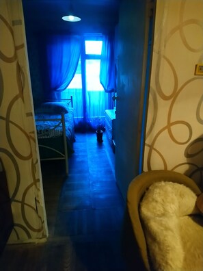 1 غرفة نوم ومكواة/لوح كي وواي فاي مجانًا وملاءات أسرّة