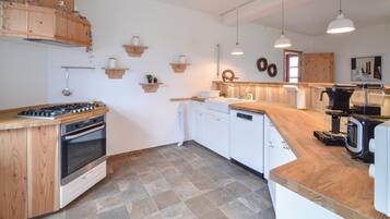 Een koelkast, een oven, een kookplaat, een vaatwasser