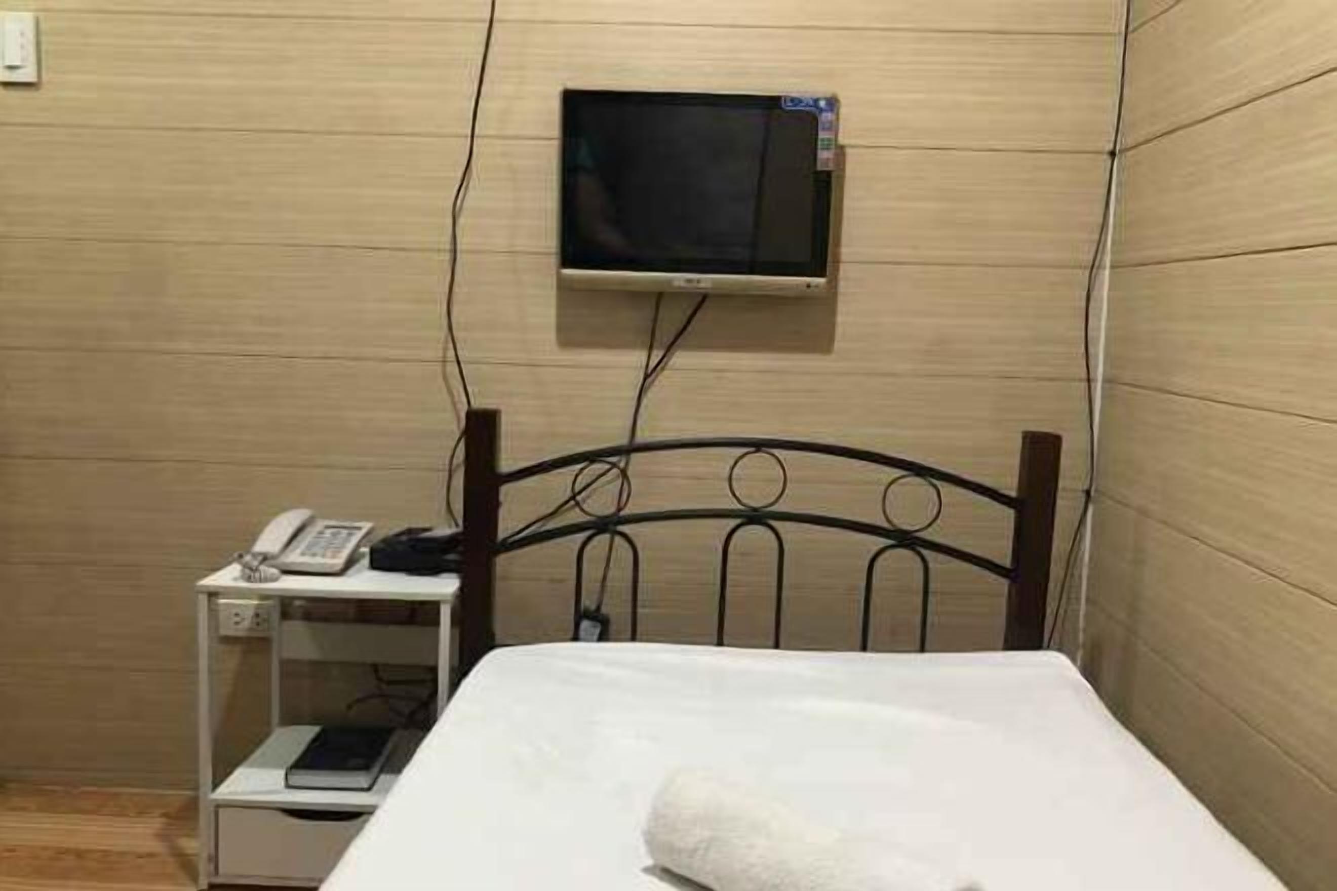 Free WiFi, bed sheets