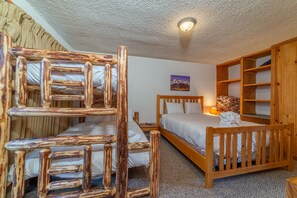 3 makuuhuonetta, silitysrauta/-lauta, vuodevaatteet