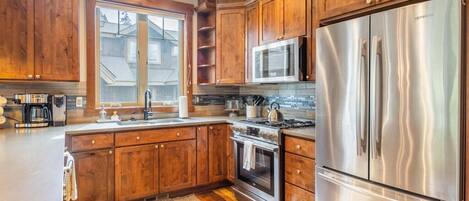 Réfrigérateur, four à micro-ondes, un four, surface de cuisson