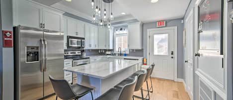 Fridge, microwave, stovetop, dishwasher