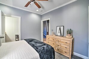 2 bedrooms, iron/ironing board, Internet, bed sheets - Modern Retreat ~ 1/2 Mi to Bryant-Denny Stadium (Tuscaloosa)