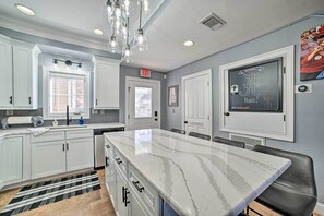 Fridge, microwave, stovetop, dishwasher - Modern Retreat ~ 1/2 Mi to Bryant-Denny Stadium (Tuscaloosa)