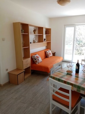 Huoneisto (Two Bedroom Apartment with Terrace) | Olohuone | Televisio