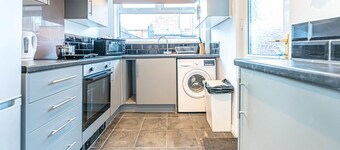 Fully Furnished 3BR House in Manchester | Free Wifi & Parking | Near City Centre