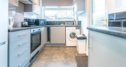 Fully Furnished 3BR House in Manchester | Free Wifi & Parking | Near City Centre